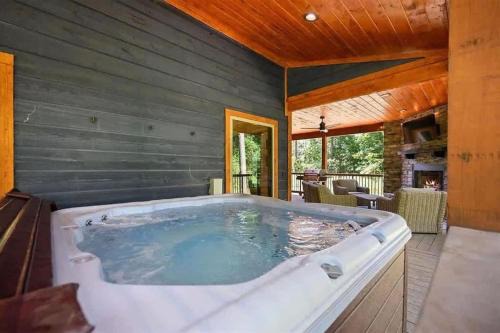 Pickens House | Private Luxury Cabin - Hot Tub - Fire Pit - Game Room