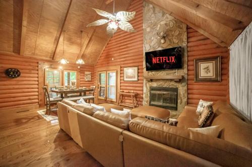 McDonough Villa | Private Luxury Cabin with Hot Tub, Fire Pit & Sauna