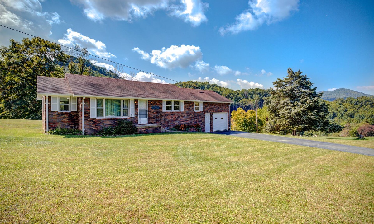 Butler House | Private, Mtn View, .5 from Lake, near Ski Resorts, Kayaks, Pets, Boat Launch