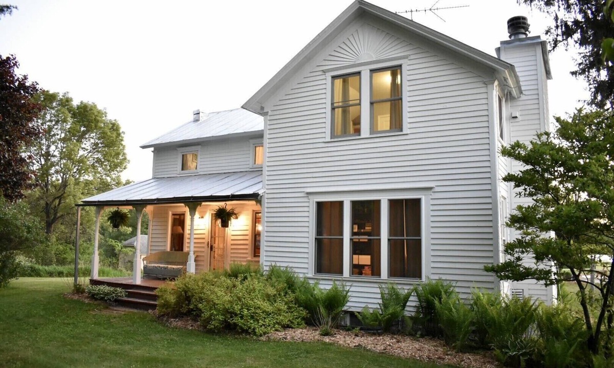 Iola House | Private retreat! 20 acre 1908 Farmhouse on Private Lake.