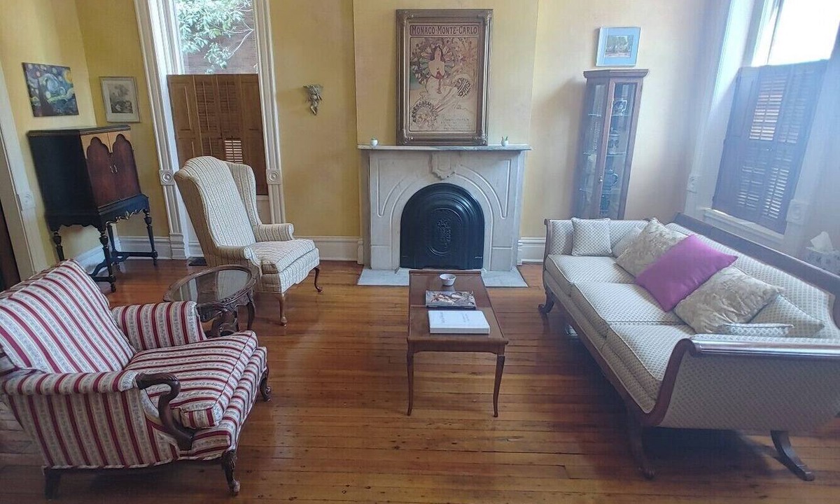 Lafayette Square Apartment | Private room w/living area and private ensuite bathroom