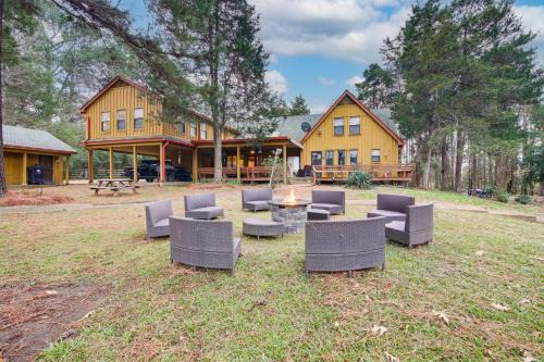 Ellendale House | Private & Spacious Lakefront Home in Memphis!