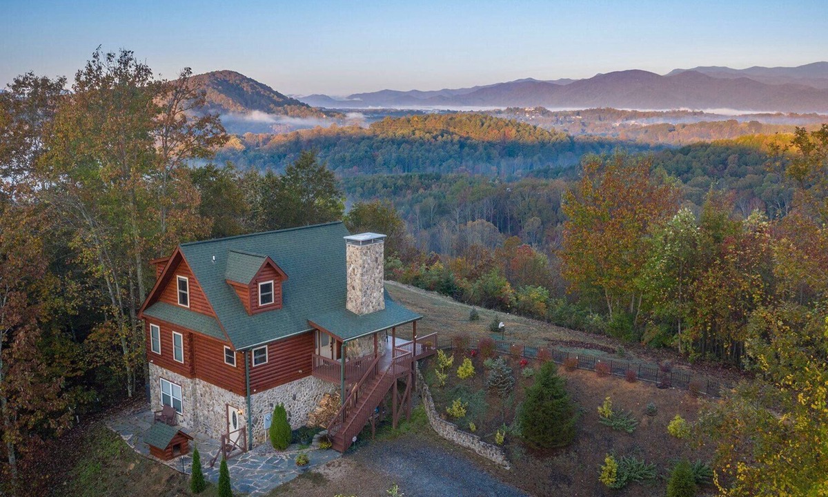 Marion Cabin | Private STUNNING MTN VIEWS LogCabin Jetted Tub EV Charger WIFI 15 min-Lake James