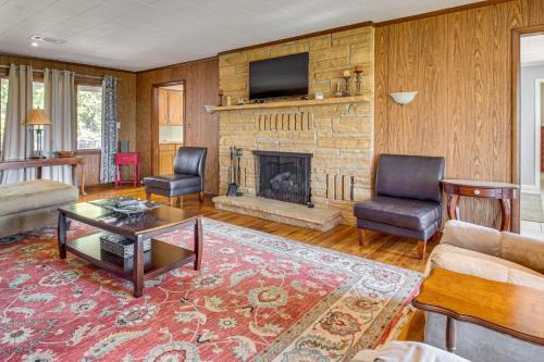 Mountain Home House | Private Yard and Grill Retreat Near Norfolk Lake!