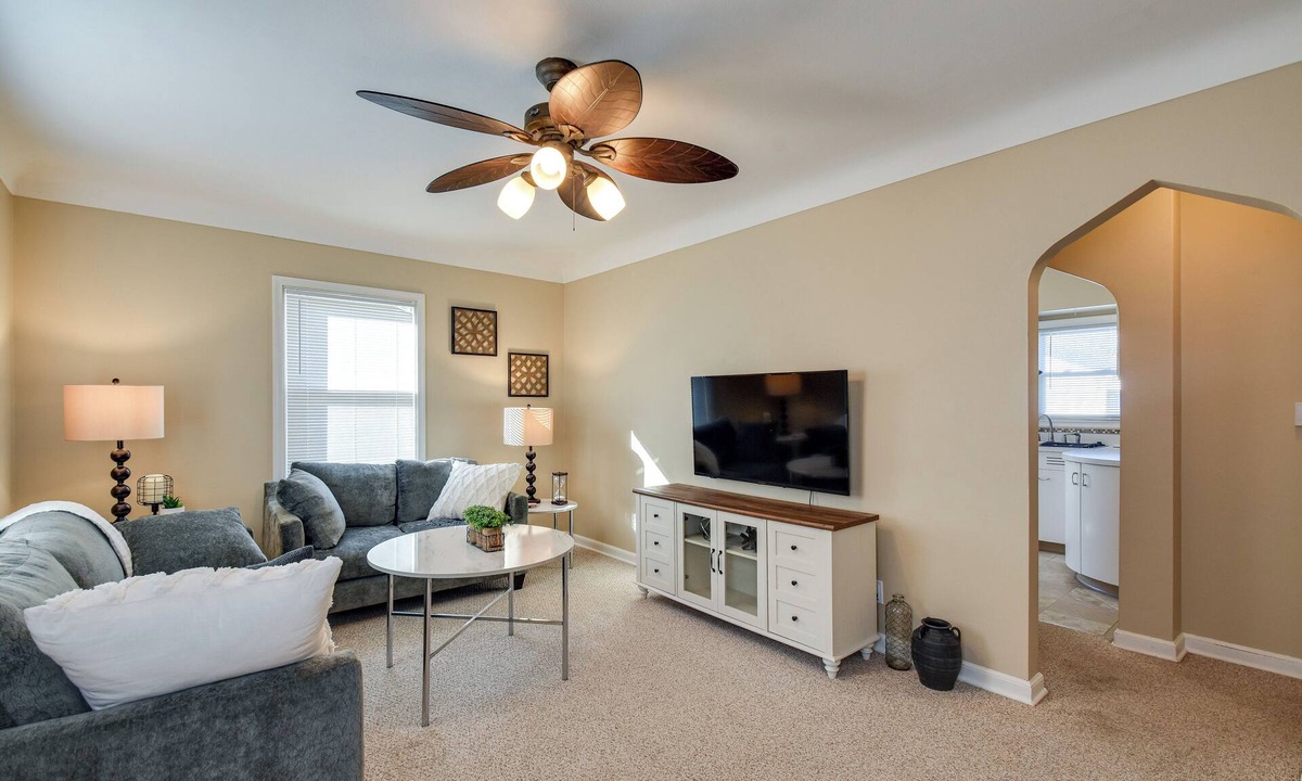 Cedar Rapids Cottage | Quaint Cedar Rapids Home, 4 Mi to Downtown!