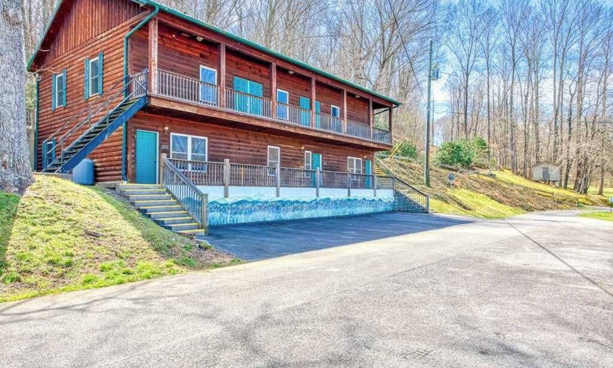 Waynesville Condo | Quaint condo across from the lake with shared lakeside pool and trails - dogs OK
