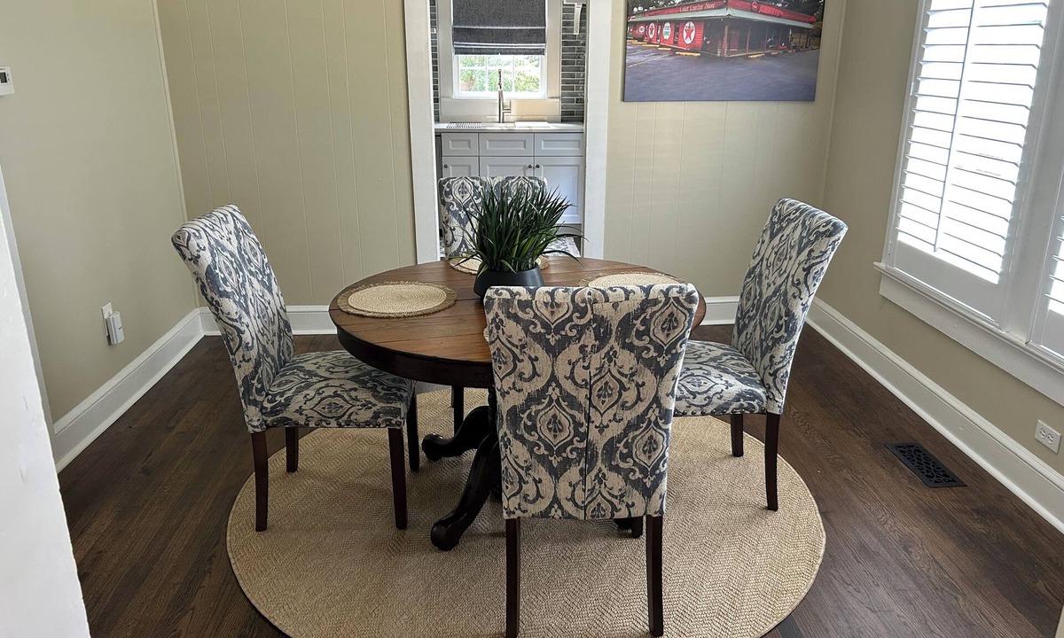Powder Springs House | Quaint cottage walk to Historic downtown, restaurants and Silver Comet Trail