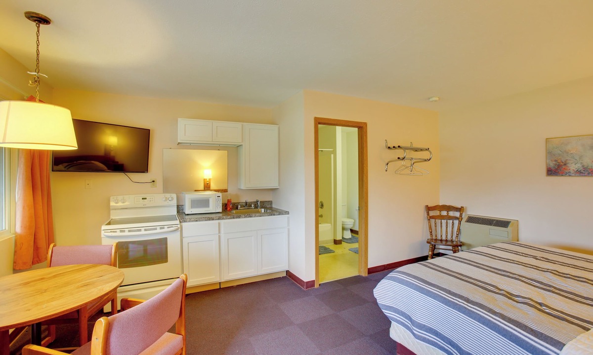 Lake City Apartment | Quaint Lake City Studio: Walk to Engelwood Beach!