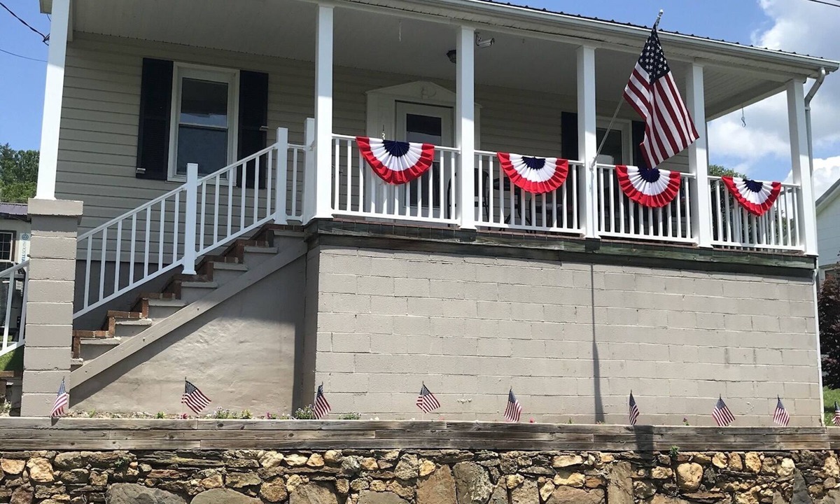 Fries Cottage | Quaint New River Cottage - Relax and enjoy nature’s beauty in Fries, VA