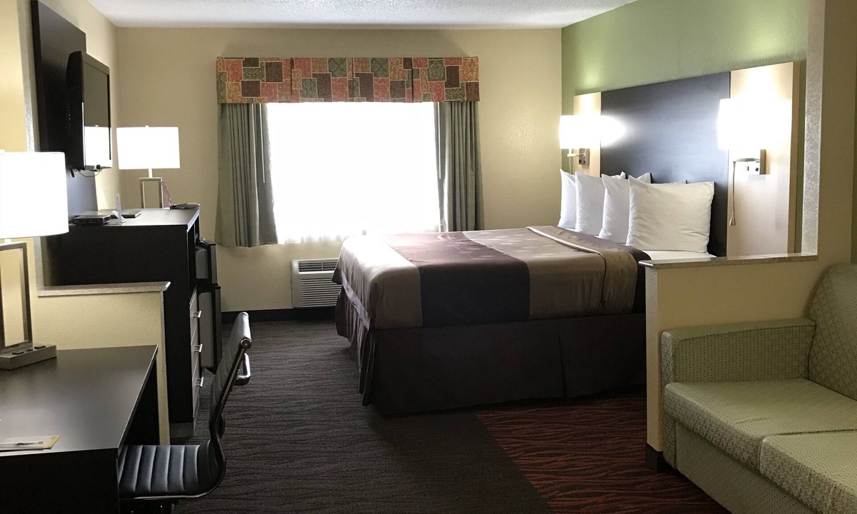 Benton Harbor Hotel | Quality Inn & Suites Benton Harbor - St. Joseph