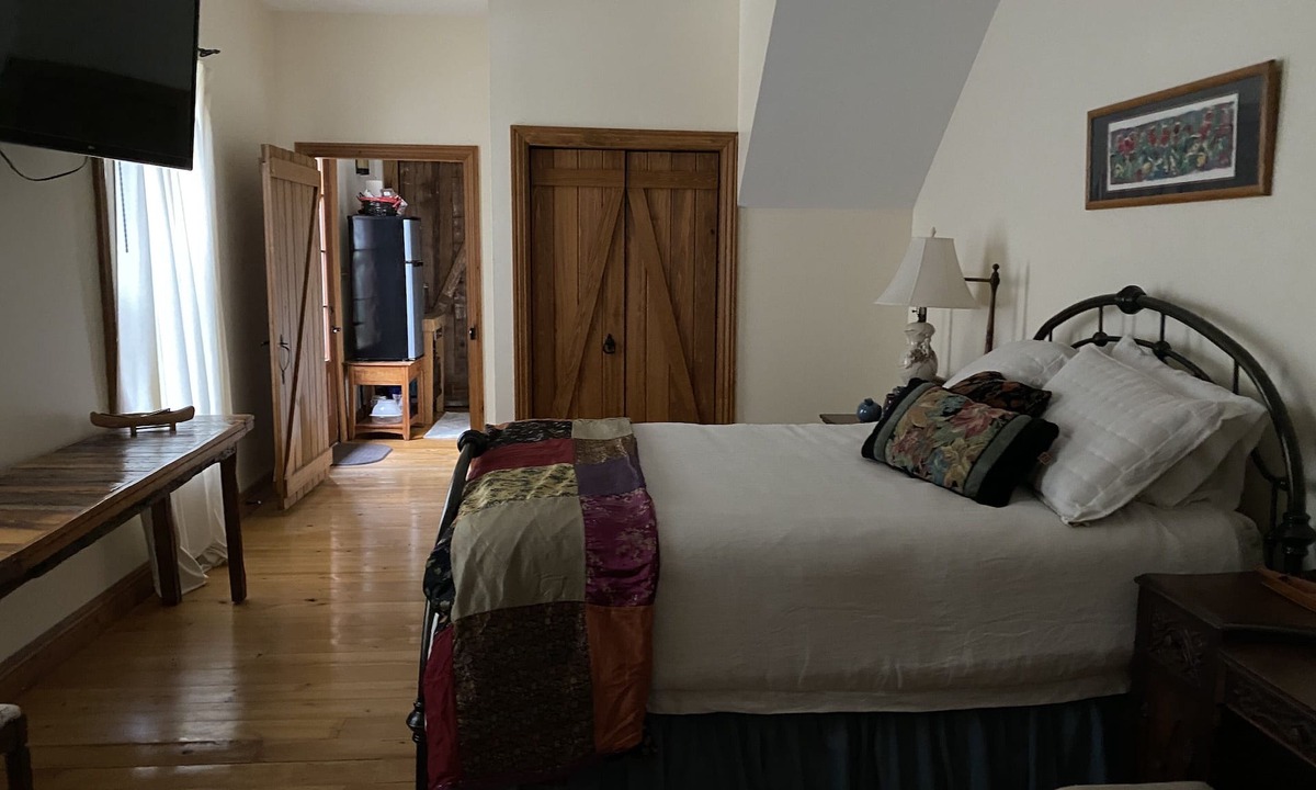 Breaux Bridge Apartment | Queen bdrm, & breakfast. Upstairs den with full-twin bunk option.