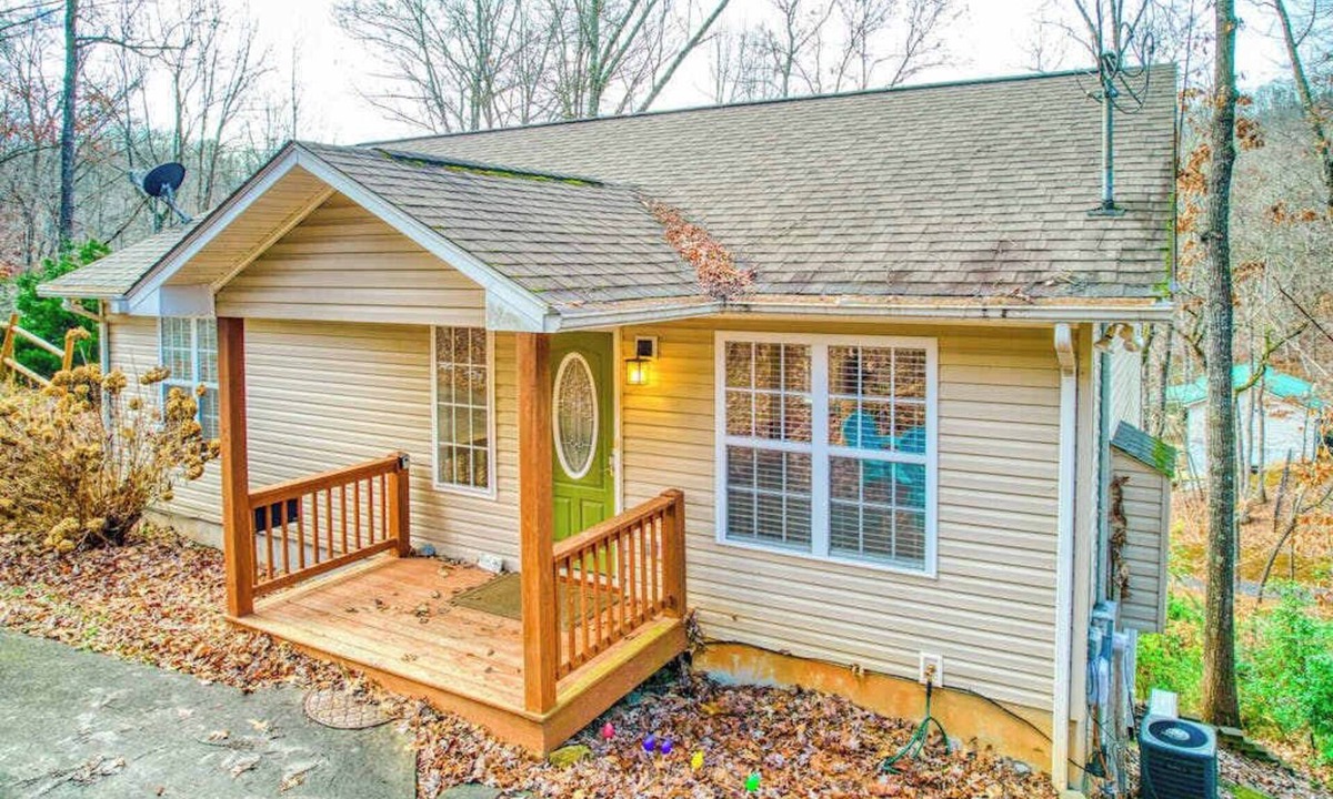 Franklin House | Quiet 2 bedroom home with mountain view, grill, firepit & washer/dryer