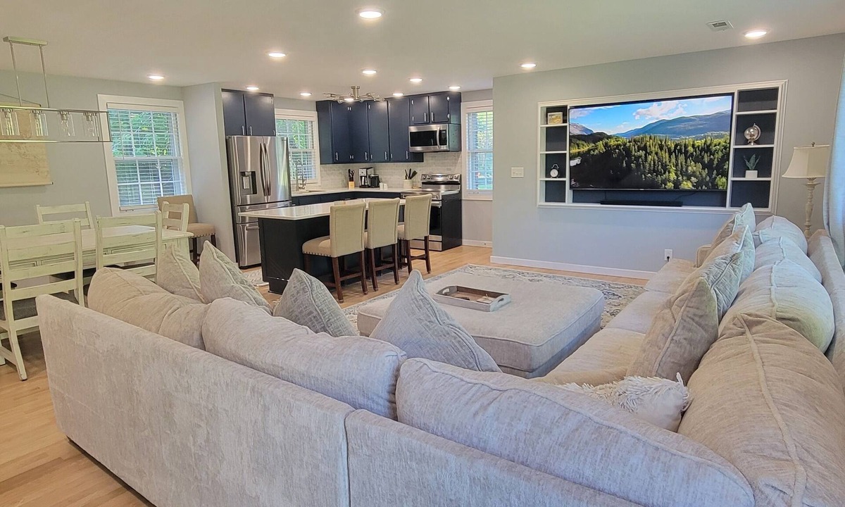 Nashville House | Quiet 3 Bedroom house with great couch and tv area