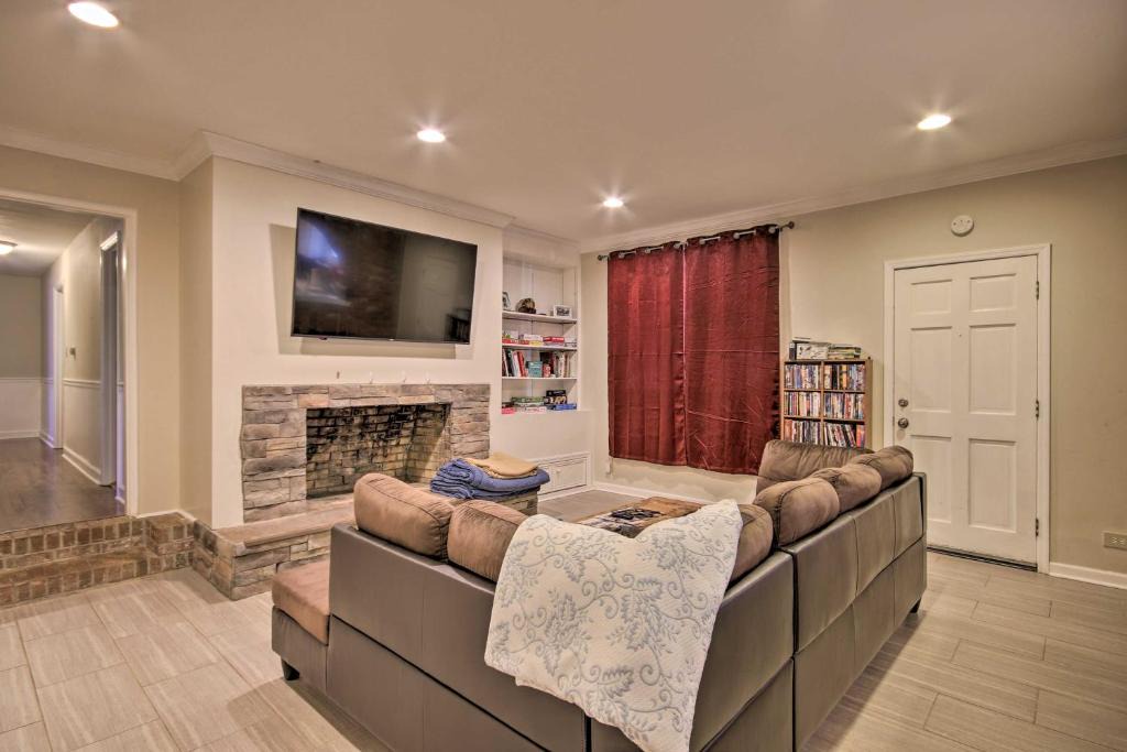Columbia House | Quiet Columbia Home with Fire Pit and Pool Table!