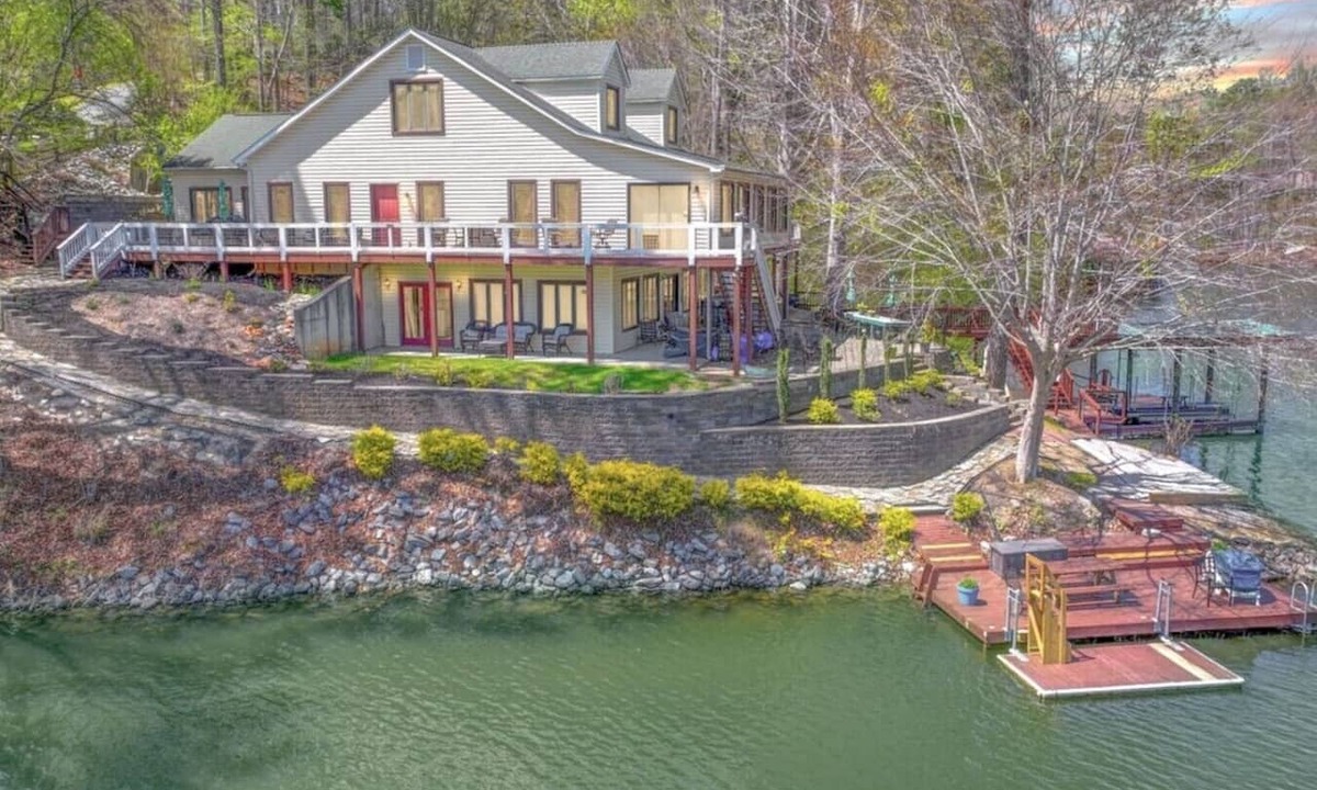 Westlake Corner House | Quiet Cove-Hot Tub l Dock| Kayak| Fire Pit l Grill
