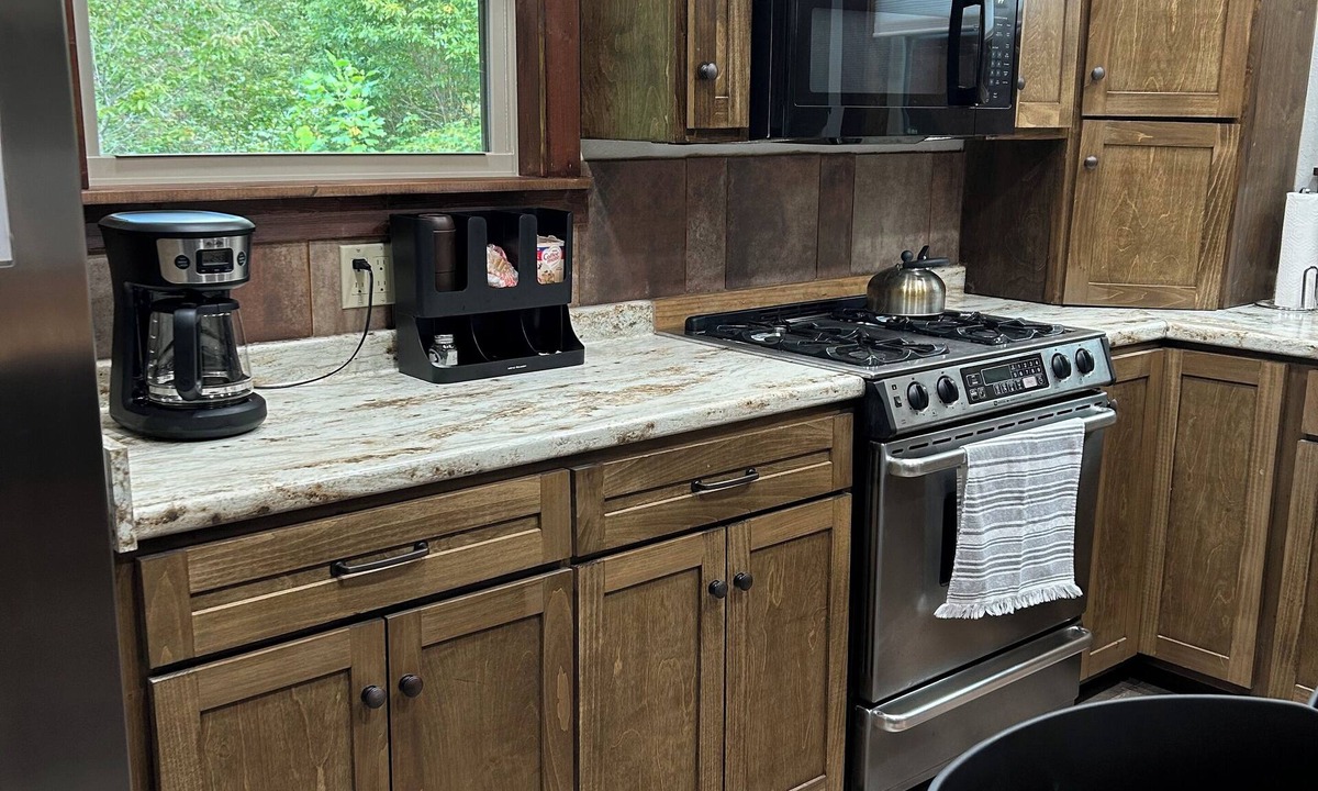 Dunlap Apartment | Quiet, relaxing, Guest House with large porch on Cagle Mountain in Dunlap, Tn.