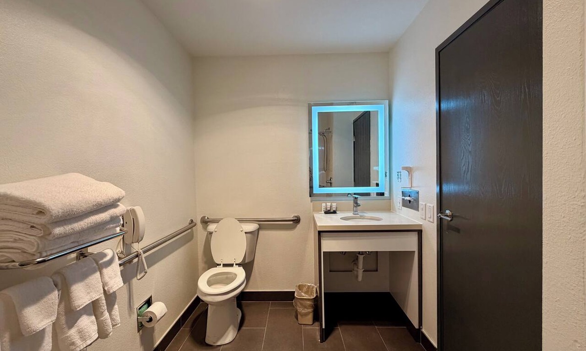 Bloomington Hotel | Ramada Limited Bloomington IL I-74/I-55