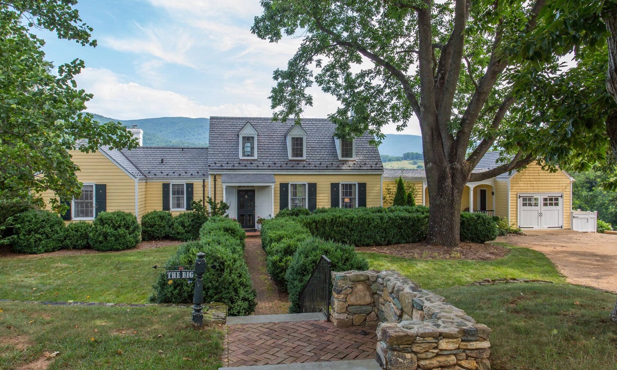 Greenwood Cottage | Ramsay Estate Cottage – Historic Vineyard Retreat with Mountain Views