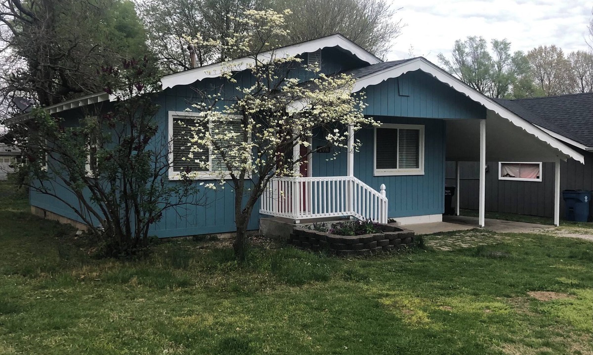 Springfield House | Rare find! 2-bedroom house with convenient location