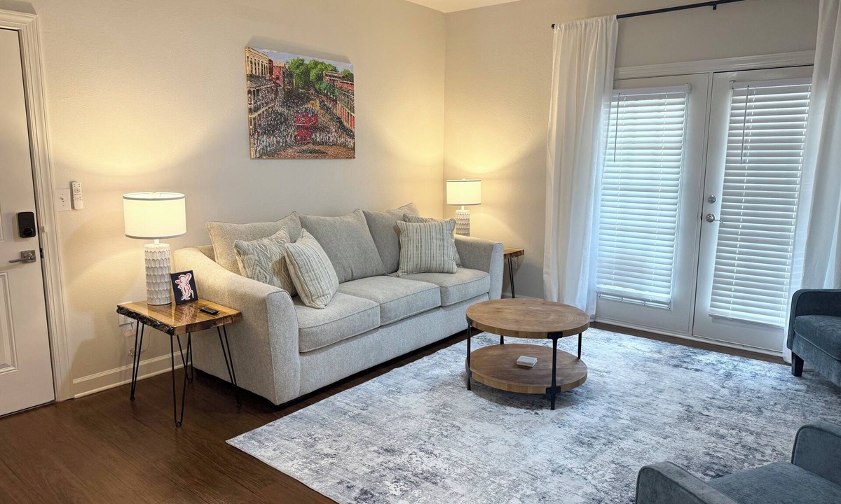 Oxford Condo | Rebel Retreat 3 King-Bedrooms 3-Bath Condo short walk to the Grove or the Square