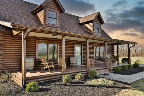 Shelbyville Villa | Rec Farm-Log Cabin on Farm, Lake, Hot Tub,Arcade, Pickleball