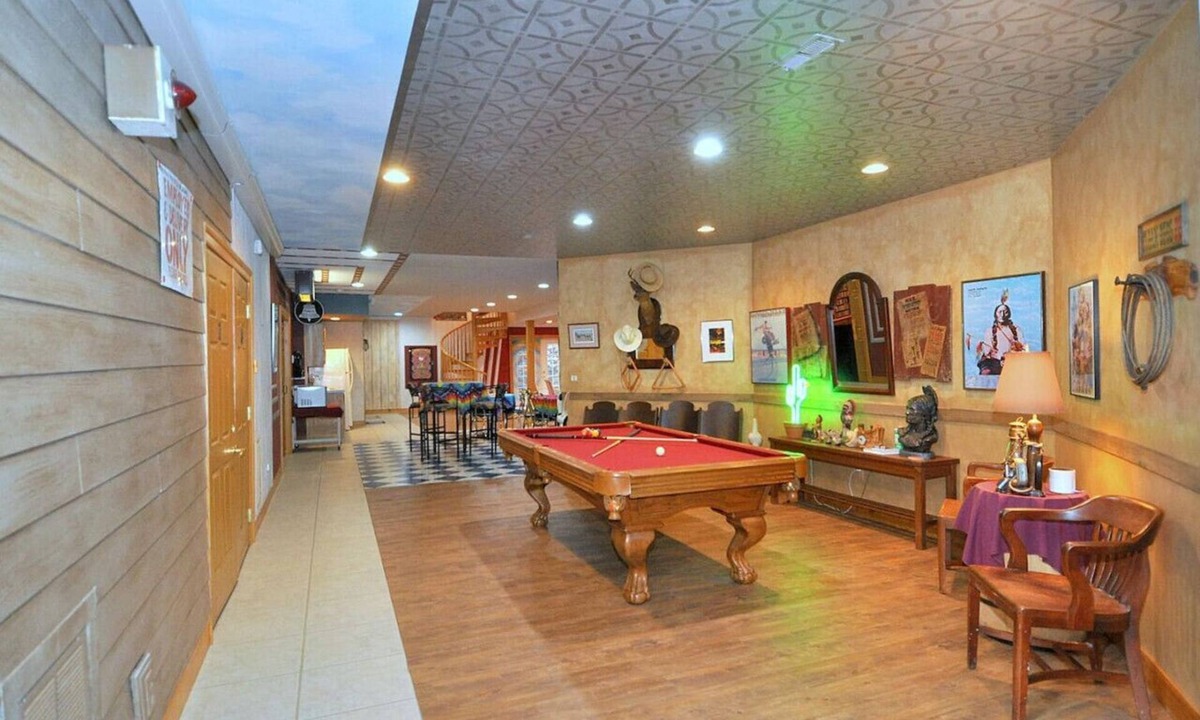 The Woods House | Redbud Keep - move theater, wifi, golf, view, recreation center access, grill