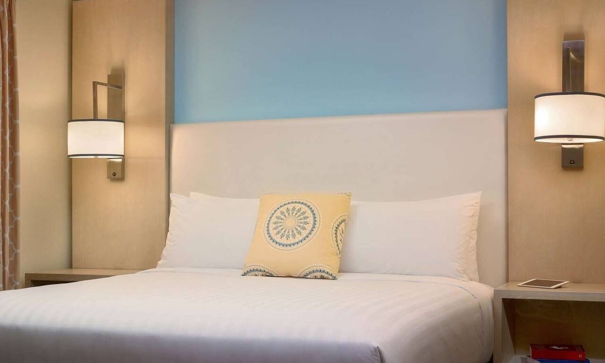 Auburn Hills Hotel | Relax by the Pool & Enjoy Free Breakfast! Comfortable Stay at Auburn Hills!