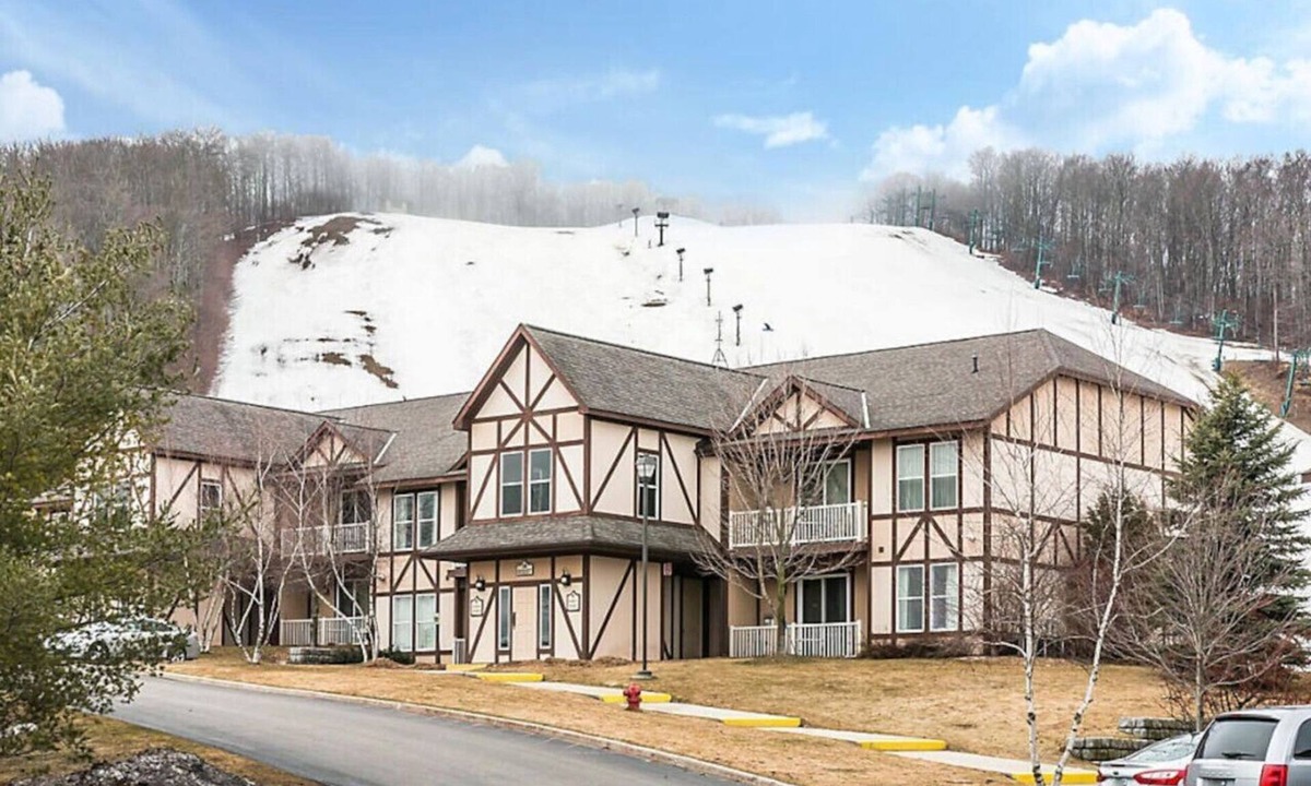 Boyne Falls Condo | Relax in this 1BD resort condo after skiing at Boyne Mountain