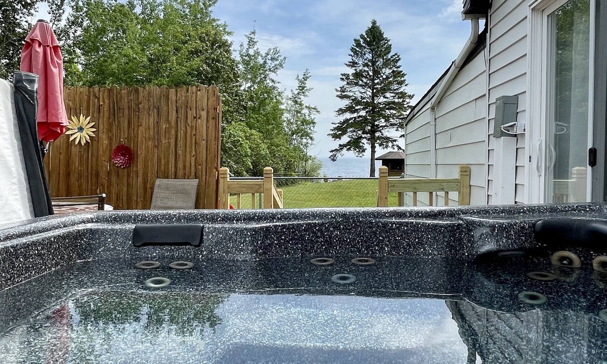 Escanaba Cottage | Relax on beautiful Lake Michigan - 5 minutes from town!
