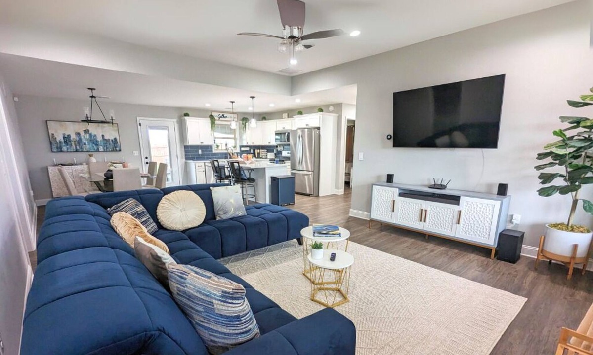 Berea House | Relaxing 3BR Getaway Near I-75 w/Hot Tub & Cozy Outdoor Seating