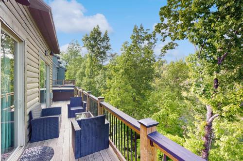 Sevierville House | Relaxing Cabin W Mtn View Sleeps 6 Deck Jacuzzi