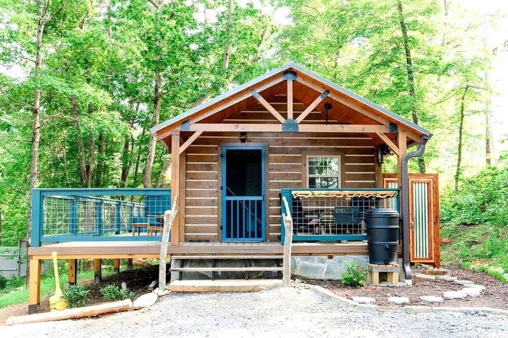 Lupton City Cabin | Relaxing Getaways to Chattanooga, Tennessee, in this Colorful Pet-Friendly Cabin