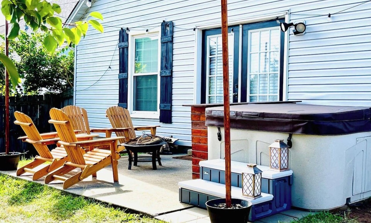 Lexington House | Relaxing Hot Tub | S’mores Fire Pit | Garage