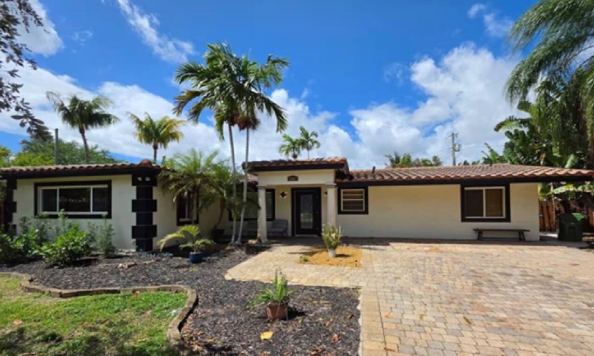 Poinsettia Heights House | Relaxing private entrance suite in pool home