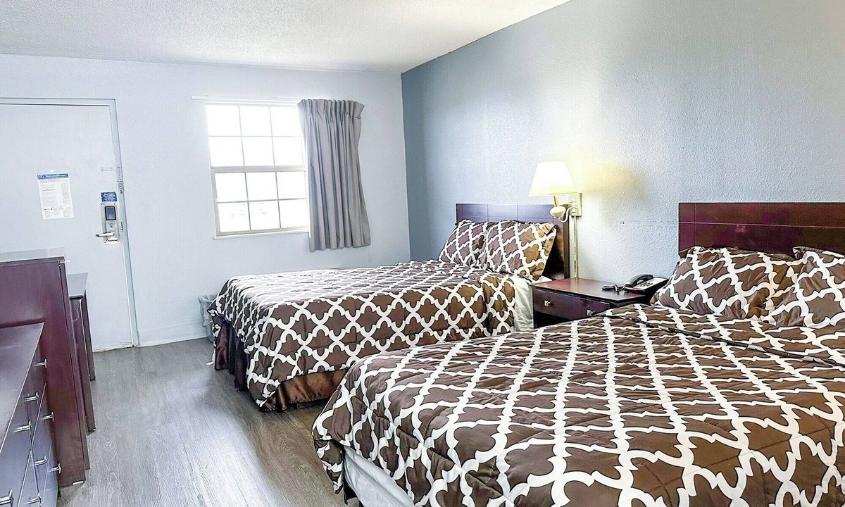 Madisonville Hotel | Relaxing Room Ideal for Business Stays w/Work-Friendly Setup