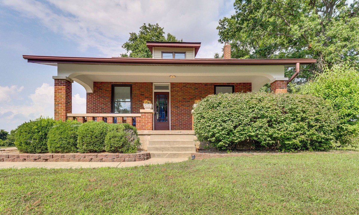 Columbia House | Remodeled Columbia Home: 14 Mi to St Louis
