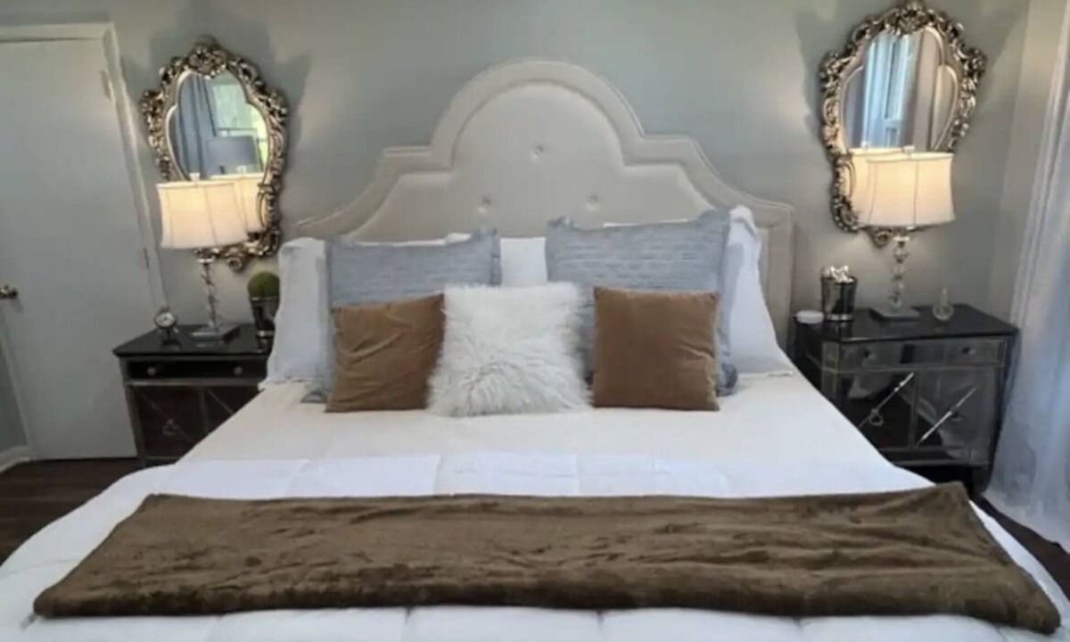 Georgetown House | Remodeled gorgeous cottage overlooking horse farm. Family and work friendly.