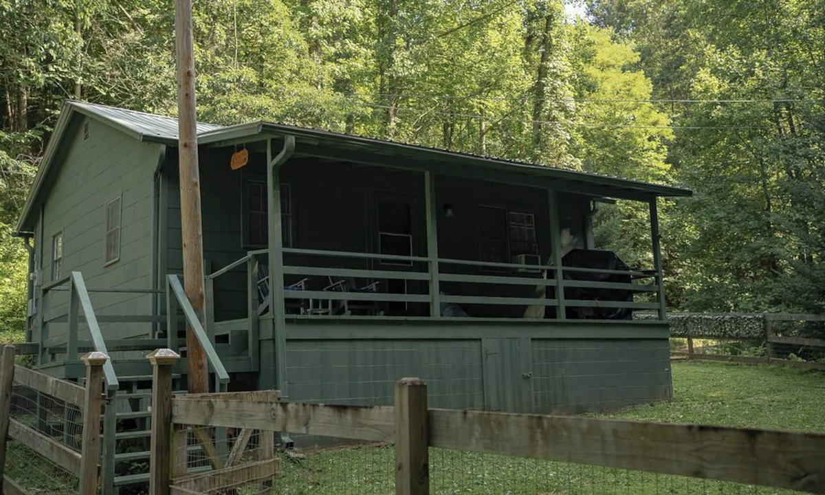 Franklin Cabin | REMOTE, Cheerful Mountain Cabin with hot tub in Franklin, NC.