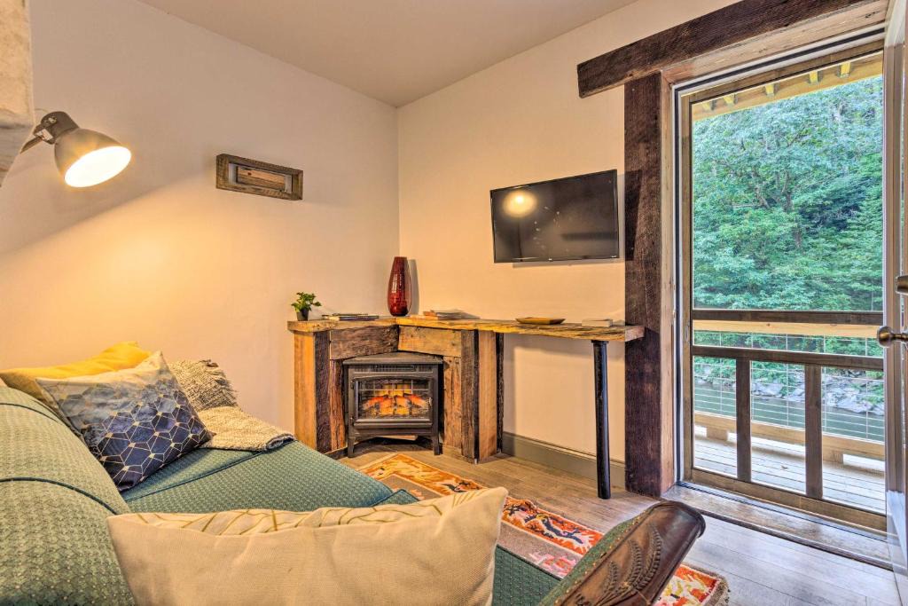 Burnsville Apartment | Renovated Burnsville Retreat with Deck and River Views