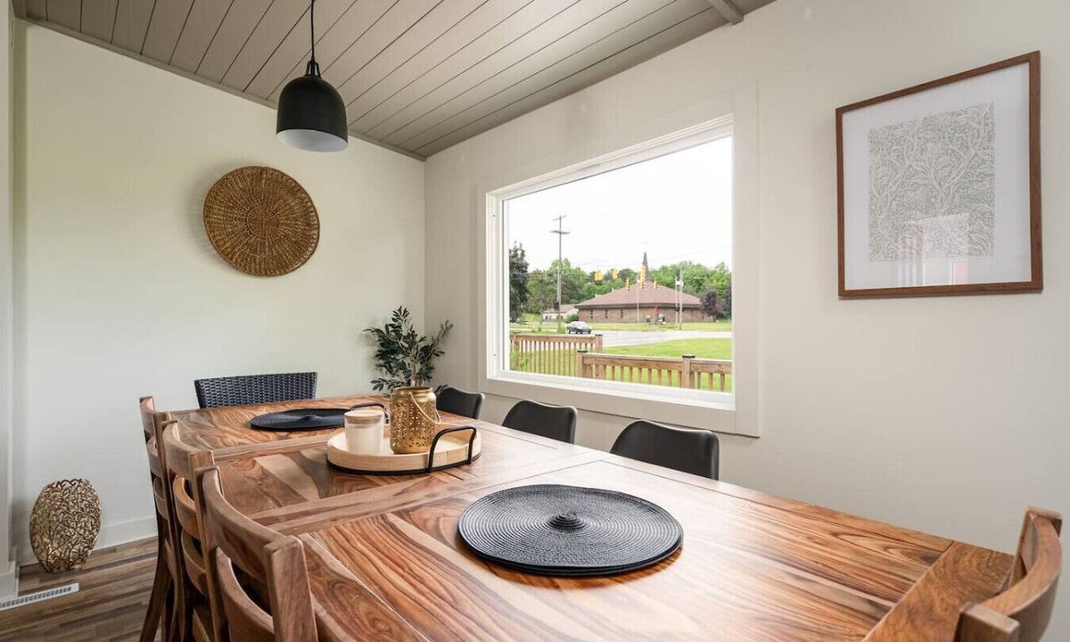 Burnips House | Renovated Cityside Farmhouse, Garden/Historic Barn