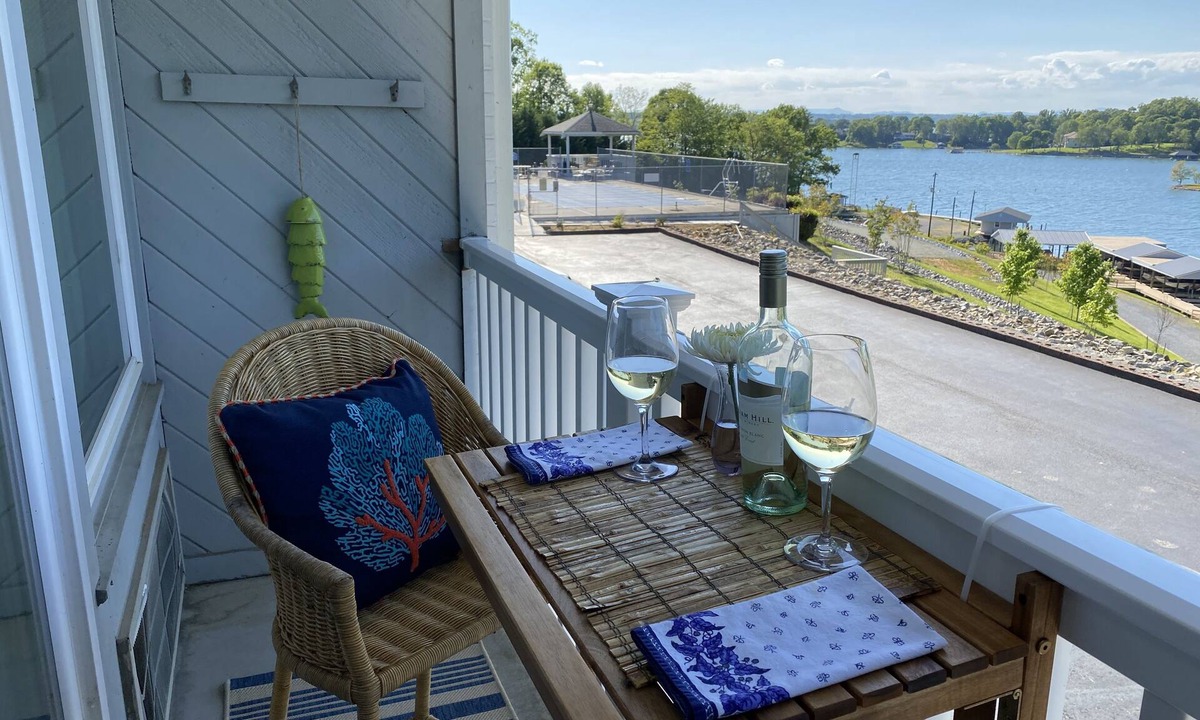 Huddleston Condo | Renovated , cozy condo overlooking Smith Mountain Lake waits for you!