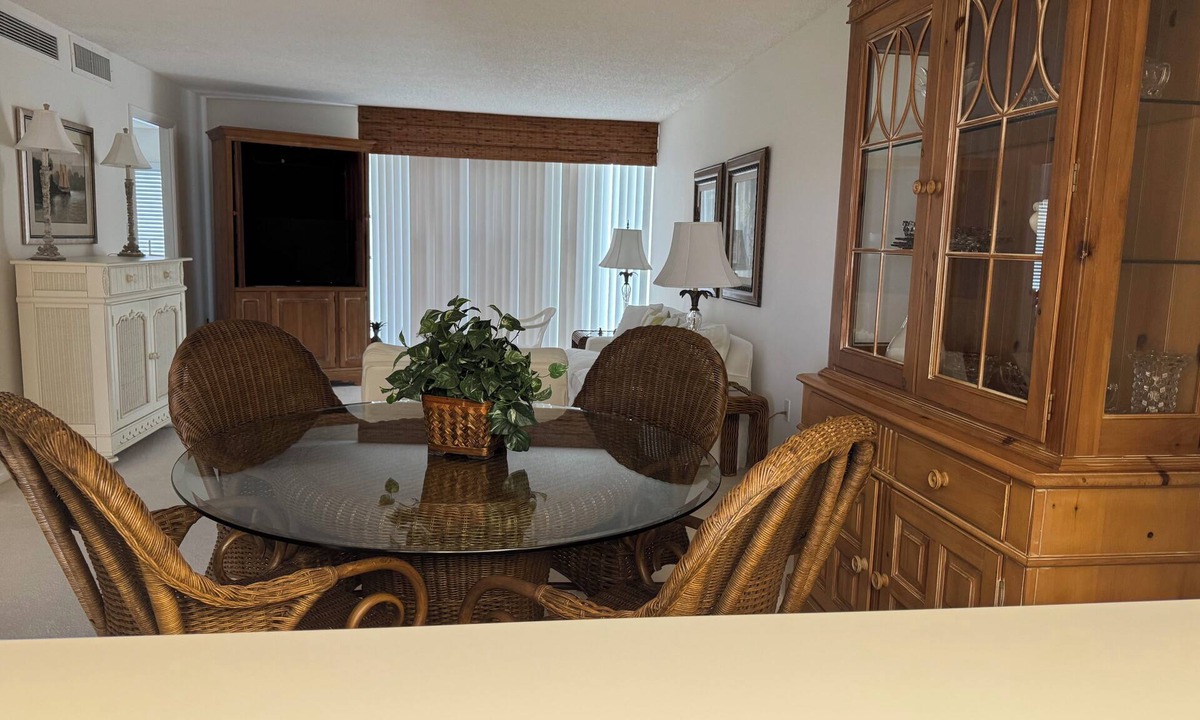Caloosahatchee Condo | Rent yearly, 2 bedroom condo in Cape Coral . On canal and river Walk to park.