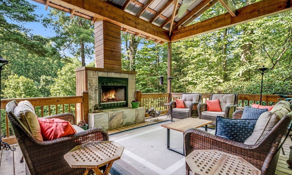 Saluda Cabin | Resilience Road Cabin: Pet Friendly, Walk to Dtown Saluda, near Hiking & Tubing