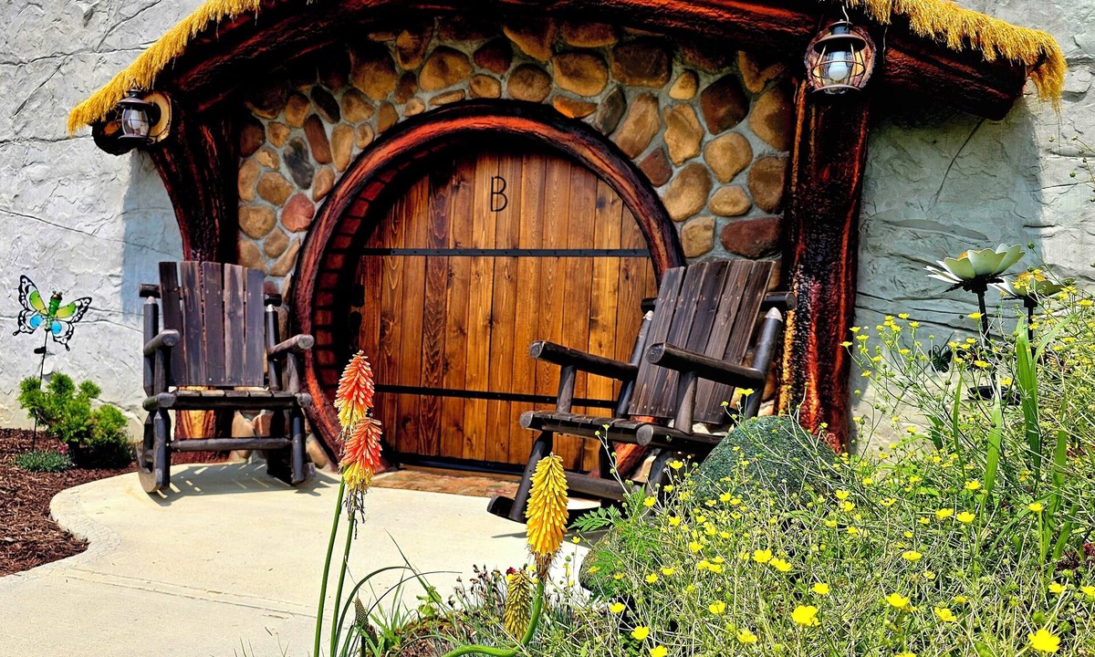Willisburg Cottage | Restin' Holes Ky Bourbon Trail B -Sauna-HotTub-Gym-Playground-Waterfall-Themed