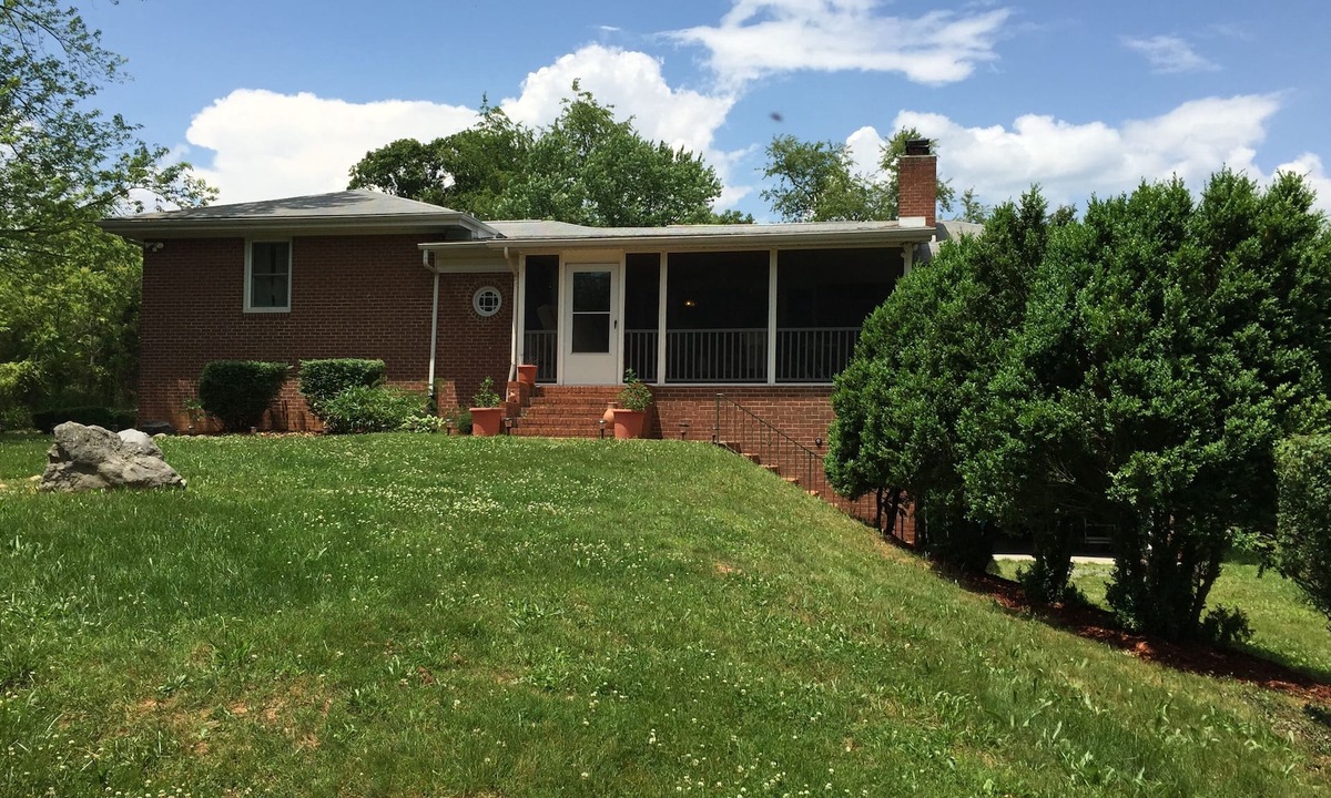 Luray House | Retreat for Large families and groups - Sleeps 20+/Perfect for the Holidays:)