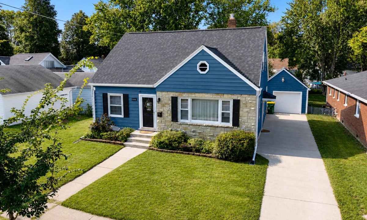 Green Bay House | [RETRO ARCADE GAME CAVE]-5 Bedrooms 2 Full Baths [Stadium 1.3 Miles] 2 KINGs