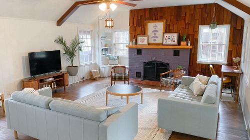 Ypsilanti House | Retro Ypsilanti Cottage - Peloton & Vintage Vibes