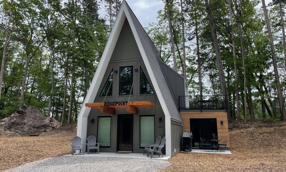 Glen Arbor Cottage | Ridge Point - Walk to Glen Arbor - Pet-Friendly - Close to Sleeping Bear Dunes