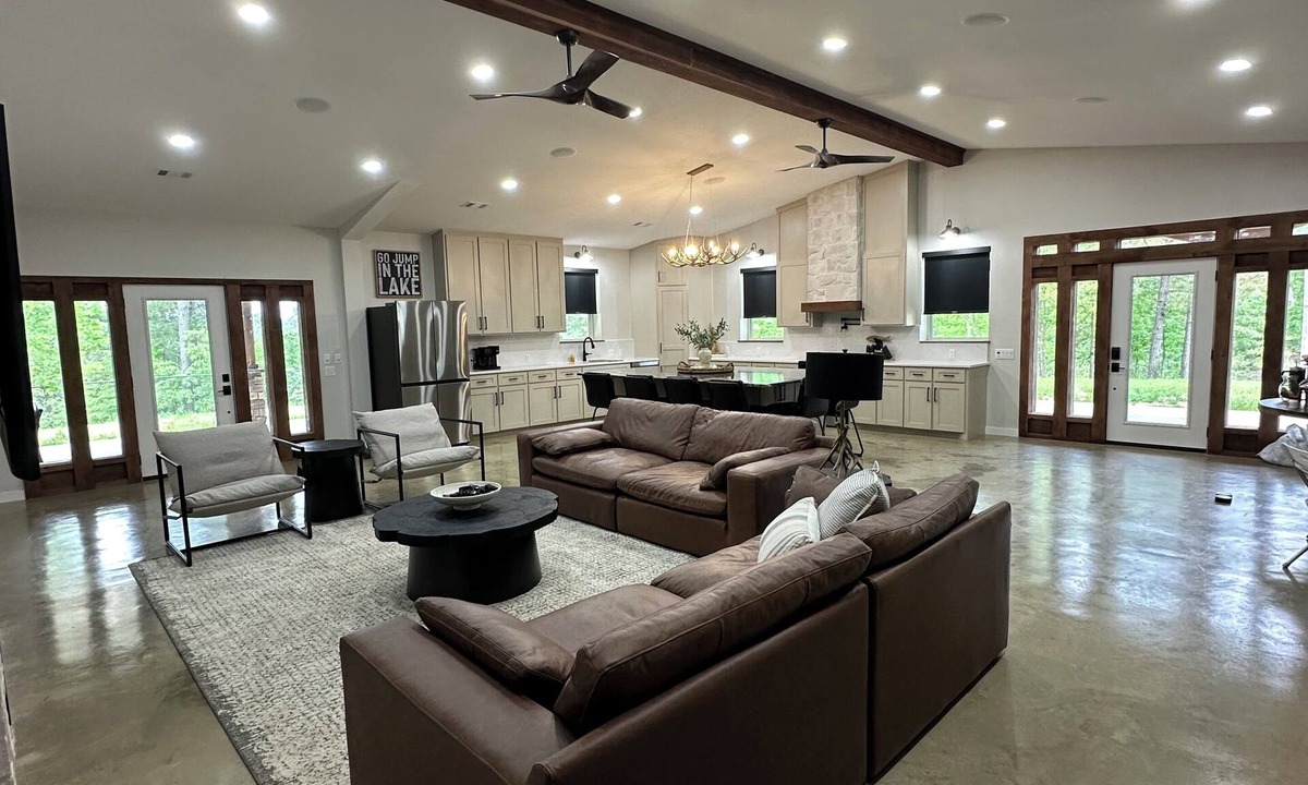 Kirby House | Ridgeview at Kirby Landing - Sleeps 14- 1 mile to boat landing at Lake Greeson