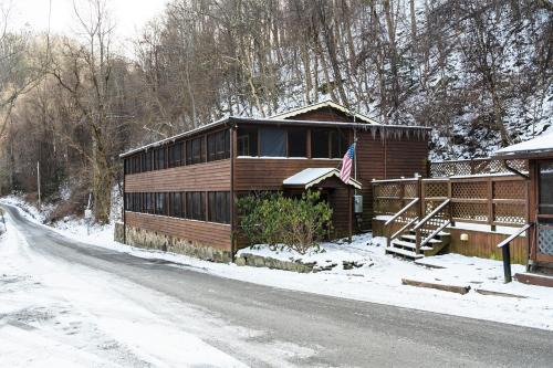 Leadsville Hotel | River Front Resort